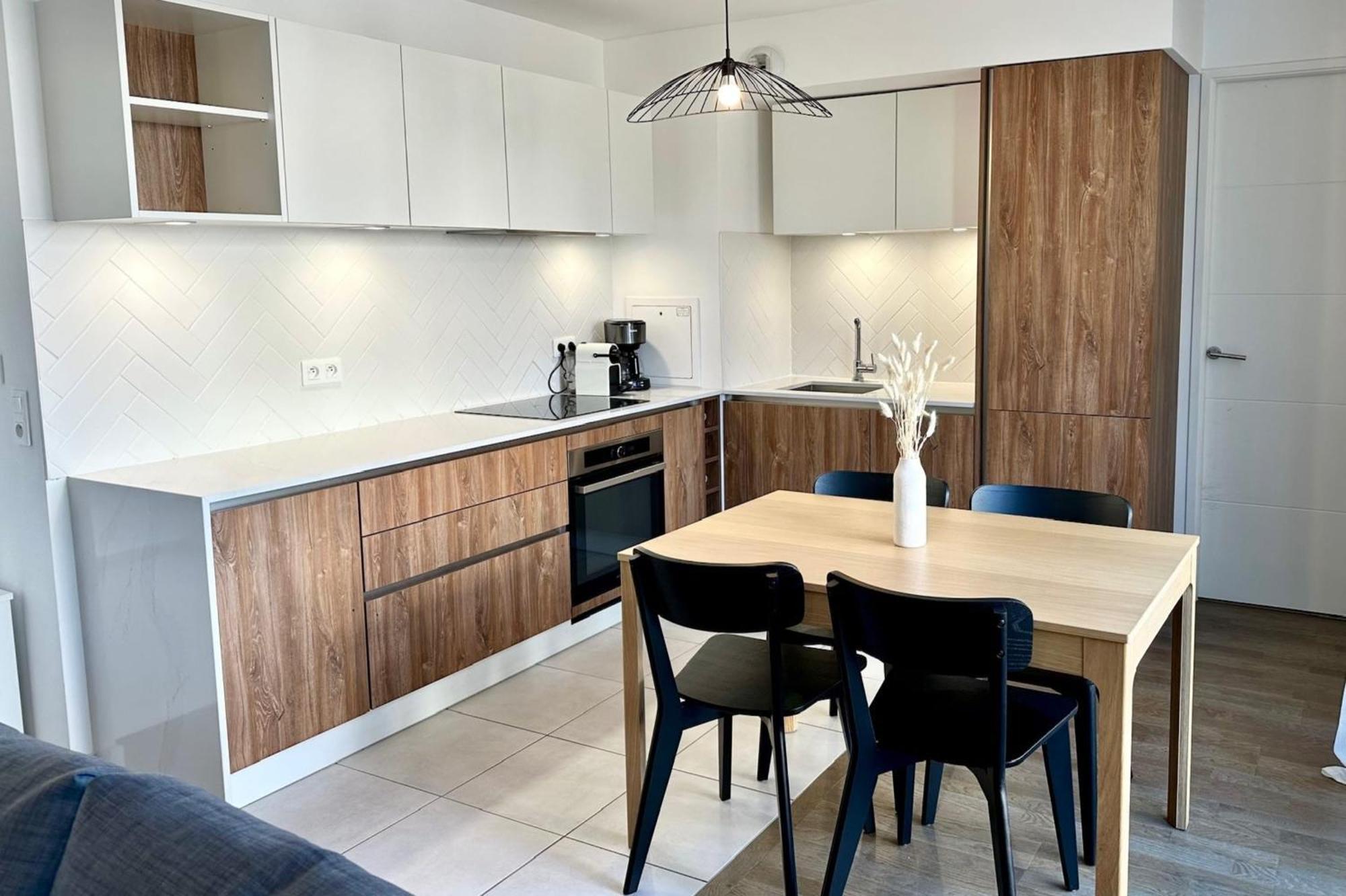 Modern With Terrace 3 Min From The Metro